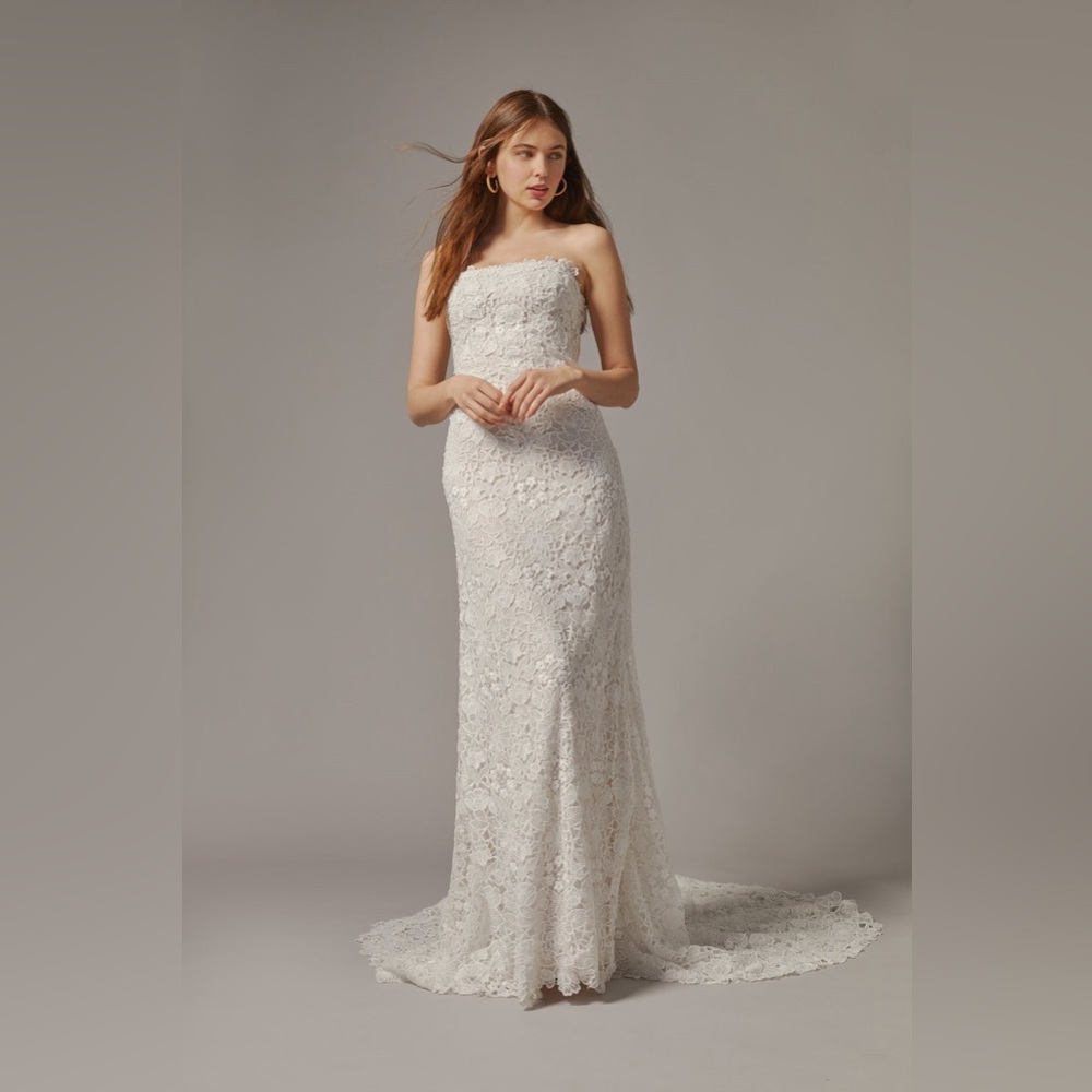 Chic Strapless Lace Gown in Ivory